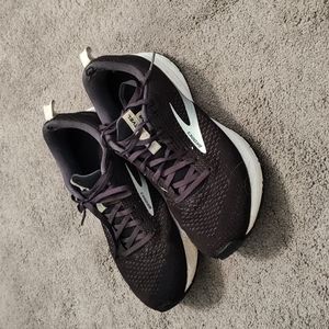 Women's Size 10 Brooks Revel